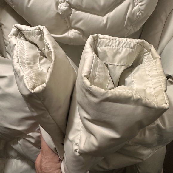 Patagonia Women's Winter White Down Puffer Jacket - Picture 7 of 16